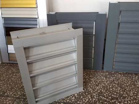 手(shou)動鋁合(hé)金百葉(ye)窗